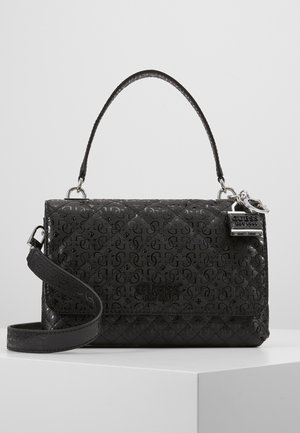 Sac à main matelassé noir avec une surface texturée, dotée d'une poignée courte, d'une bandoulière amovible et d'accents en métal argenté signés.