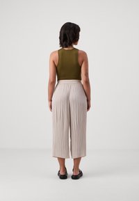 ONLY Petite ONLMARIN PLISSE CULOTTE - Hlače - pumice stone