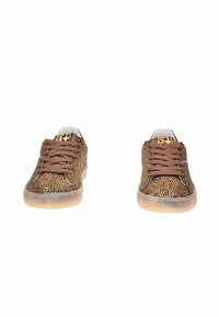 Un paio di sneakers marroni glitterate con lacci marroni e suole in gomma traslucida, visibili frontalmente su uno sfondo bianco.