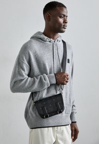 AREN MESSENGER - Torba čez telo - black