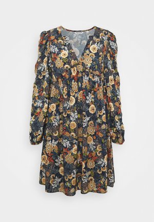 Robe à manches longues à imprimé floral, col en V, taille froncée, mélange de fleurs beige, orange et blanches sur fond bleu foncé.
