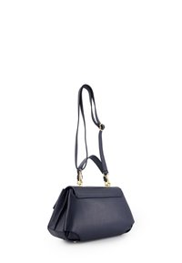 Marineblaue Ledertasche mit strukturierter Form, ausgestattet mit einem oberen Deckel, doppelten Schulterriemen und goldfarbenen Hardware-Akzenten.