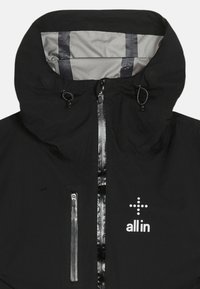 Veste noire avec col haut, doublure grise, fermeture éclair à l'avant, poche latérale et logo blanc "all in" sur la poitrine. Cordons de capuche réglables.
