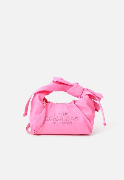 Sac à main en tissu doux de couleur rose vif de Marc Jacobs avec une poignée en haut nouée et "THE SACK BAG" brodé sur le devant.