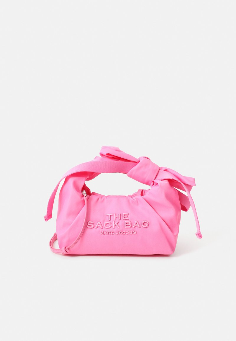Bolsa de mão de tecido suave da Marc Jacobs em rosa brilhante, com uma alça superior com nó e "THE SACK BAG" bordado na parte da frente.