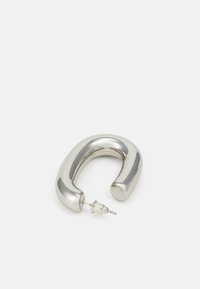 Boucle d'oreille en argent, design arrondi, finition métallique polie, perforée pour le perçage, avec une courbe uniforme et une texture lisse.