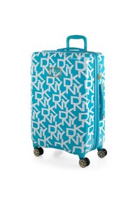 Maleta rígida azul con patrón de logo "DKNY" en blanco, con mango retráctil y cuatro ruedas giratorias para una fácil movilidad. Superficie texturizada.