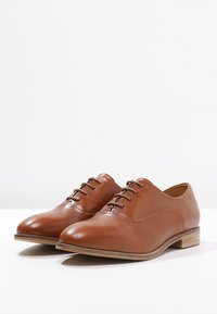 KIOMI Stringate - tan