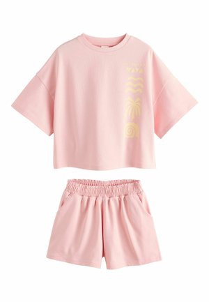 Lichtroze top met korte mouwen met palmboom- en golfafbeeldingen, gecombineerd met bijpassende korte broek met elastische taille.