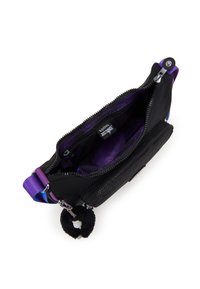 Borsa in tessuto nero con chiusura a zip, dotata di una tracolla viola e un interno a fantasia viola. Include un charm a pom-pom attaccato.