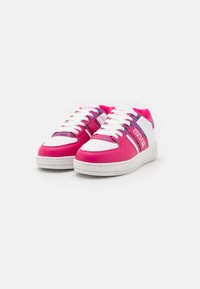 Růžové a bílé tenisky s hladkým umělým koženým povrchem, s barevnými akcenty a bílými tkaničkami, navržené s prodyšnými perforacemi.