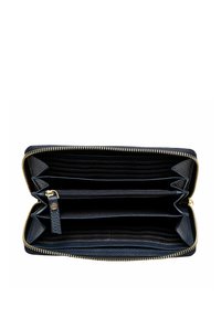 Cartera de cuero negro con cremallera alrededor abierta, mostrando múltiples ranuras para tarjetas y un compartimento central con cremallera para monedas.