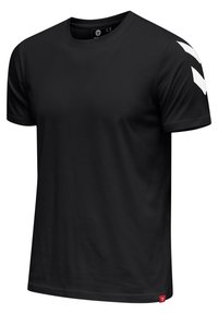 Czarny T-shirt z krótkim rękawem z gładkiego materiału. Posiada biały wzór w zygzak na lewym ramieniu oraz małą czerwoną metkę na dolnym brzegu.