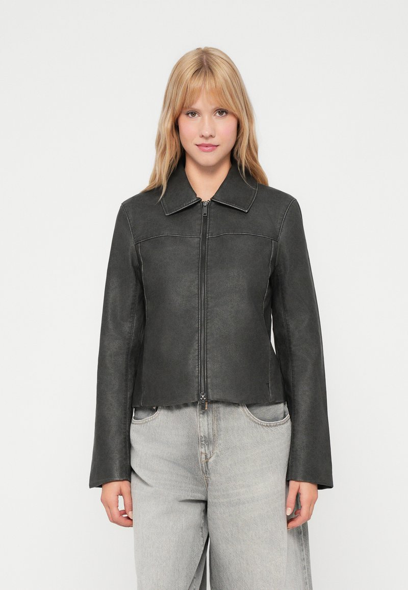 Veste en cuir noir avec un col, fermeture éclair à l'avant et manches longues. Présente un design court et une texture lisse.