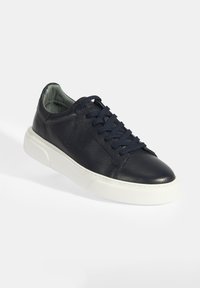 Marineblaue Ledersneaker mit strukturiertem Obermaterial, weißer Gummisohle und passenden Schnürsenkeln. Verfügt über eine abgerundete Zehenpartie und einen gepolsterten Schaft für zusätzlichen Komfort.