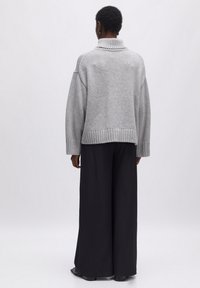 EDITED EIREEN - Strickpullover - grau