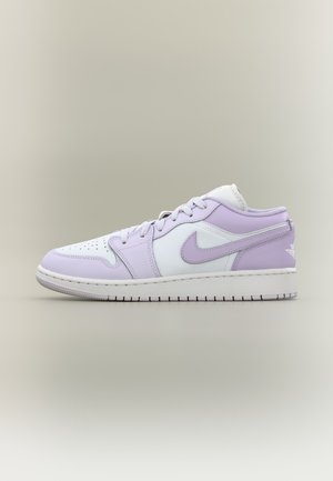 Sneaker med lav profil i hvid og pastel lavendel læderpaneler, Nike svøm på siden og perforeret tåboks på ensfarvet baggrund.