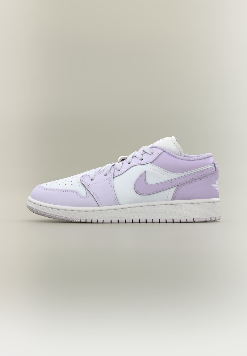 Χαμηλό sneaker με λευκά και παστέλ βιολετί δερμάτινα πάνελ, το λογότυπο Nike στο πλάι και διάτρητη μύτη σε απλό φόντο.