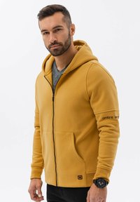 Ombre WITH PRINTS  - Sudadera con cremallera - mustard