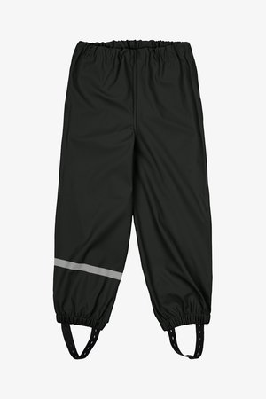 Pantalones impermeables negros con cintura elástica, tirantes ajustables y una franja reflectante plateada en la parte inferior de cada pierna.
