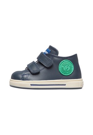 Marineblauwe peutersneaker met een beige zool, een groen rond logo aan de zijkant en twee verstelbare klittenbandsluitingen op een witte achtergrond.