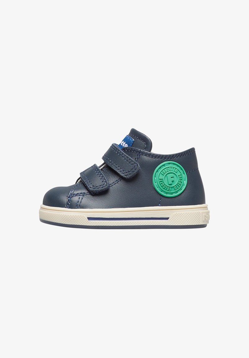 Basket pour tout-petit bleu marine avec semelle beige, logo circulaire vert sur le côté, et deux bandes velcro réglables sur fond blanc.