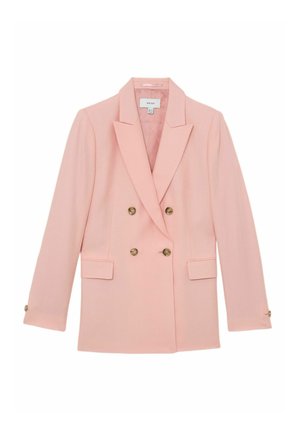 Dubbelreeks lichtroze blazer met inkeping revers, gouden knopen, klepzakken en lange mouwen, plat opgelegd op een witte achtergrond.