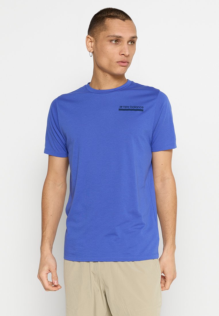 Camiseta deportiva azul hecha de tela ligera, con cuello redondo, mangas cortas y un pequeño logotipo negro en el pecho.