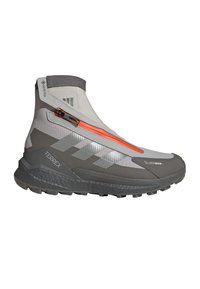 Gore-Tex grå vandringskänga med orange dragkedja, hög krage, texturerad ovandel, vadderad sula och mönstrat mönster för grepp.