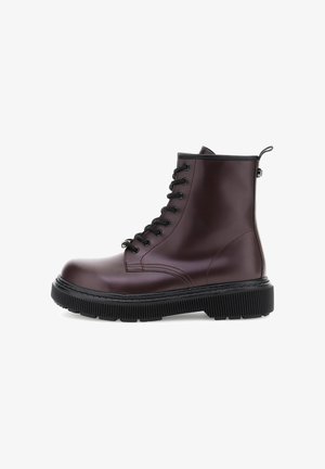 Burgunderfarbene Lederstiefelette mit schwarzen Schnürsenkeln, Gummisohle und strukturiertem Profil. Hat einen seitlichen Reißverschluss und Nähdetails für zusätzlichen Halt.
