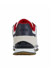 K-Swiss-sneakers med en vit, marinblå och röd färgschema, med en texturerad mocka-häl och en svart gummisula med en logotypdetalj.