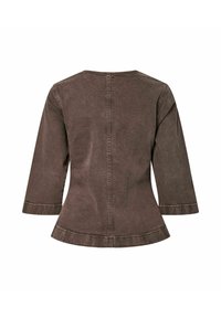 Top in cotone marrone con scollo rotondo, maniche a tre quarti e orlo svasato. Presenta una cucitura centrale lungo la schiena e cuciture sottili.