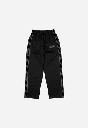 Schwarze Sporthose mit elastischem Bund, Seitentaschen und gemusterten Streifen an den Beinen mit einem wiederholten weißen Logodesign.