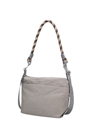 Sac bandoulière gris clair avec un motif à carreaux subtil, une sangle ajustable et une poignée tressée dans des tons marron et beige.