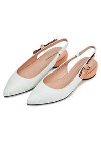 Valkoiset nahka-slingback-kengät, joissa on terävä kärki, avoimet sivut ja persikanvärinen matala lohkarellinen korko. Varusteena irrotettava hihna mustalla metalliosalla.