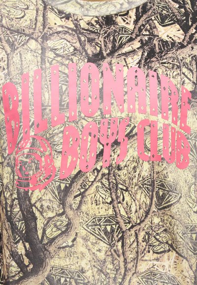 Γραφικό μπλουζάκι με μοτίβο παραλλαγής και ροζ κείμενο "Billionaire Boys Club" με λογότυπο αστροναύτη. Μαλακό βαμβακερό ύφασμα, λαιμόκοψη τύπου crew neck.