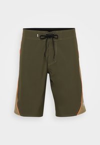 Grüne Badeshorts aus elastischem Stoff, mit schwarzem Kordelzug, orangefarbenen Seitenelementen und glatter Textur.