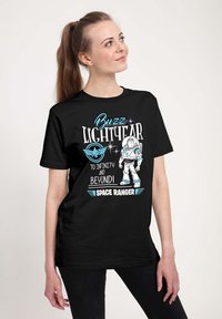 Czarna bawełniana koszulka z grafiką Buzza Astrala w białym i niebieskim kolorze oraz napisem "Buzz Astral do nieskończoności i dalej!"