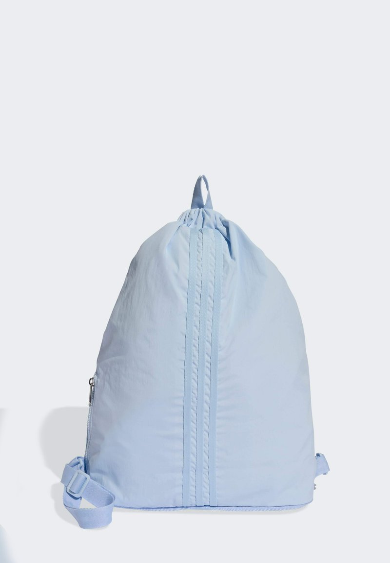 Zaino a coulisse azzurro chiaro in tessuto morbido, con due strisce che corrono lungo la parte anteriore e una tracolla regolabile per una chiusura sicura.