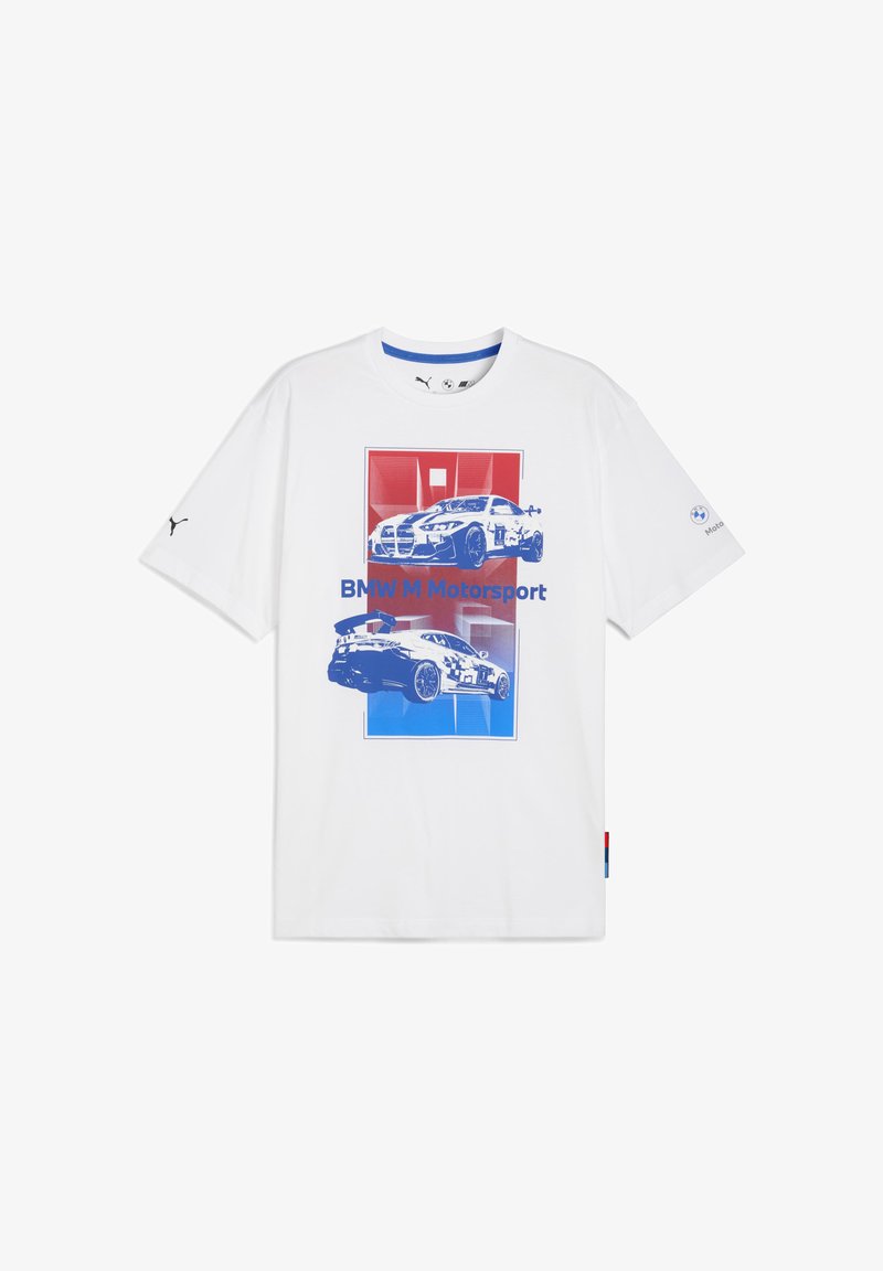 T-shirt blanc avec un graphique bleu et rouge de deux voitures BMW M avec le texte "BMW M Motorsport" entre elles, stylisé par Puma.