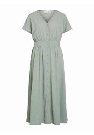 Grønn, knelang kjole laget av myk stoff, med V-hals, korte floke-ermer, knapping foran og innsnevret midje.