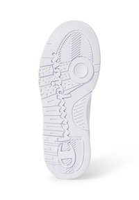 La suela de la zapatilla blanca presenta patrones texturizados, que incluyen zigzags y círculos, con el logo de 'Champion' estampado de manera prominente en el centro.