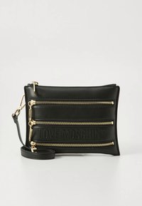 Clutch em pele sintética preta com três compartimentos com fecho de correr, ferragens douradas e texto em relevo "LOVE MOSCHINO" na frente.