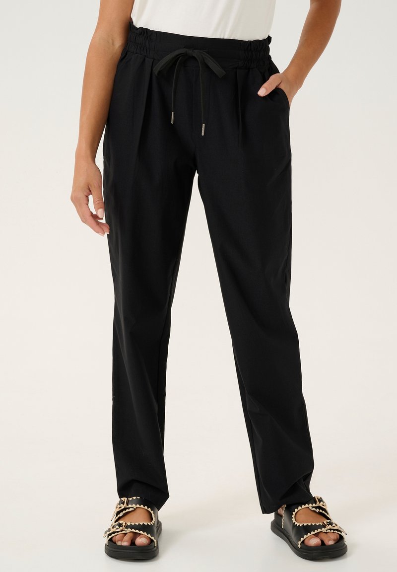 Pantaloni neri leggeri con vita elasticizzata, cordoncino e tasche laterali. Texture liscia e vestibilità ampia per il massimo comfort.