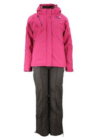 Veste de ski rose avec poches zippées et détail de logo, associée à un pantalon de neige gris foncé, avec une coupe ample et des zips aux chevilles.