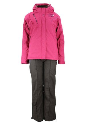 Veste de ski rose avec poches zippées et détail de logo, associée à un pantalon de neige gris foncé, avec une coupe ample et des zips aux chevilles.