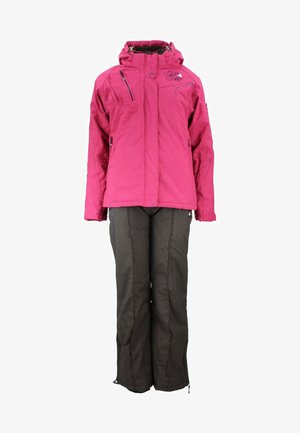 Veste de ski rose avec poches zippées et détail de logo, associée à un pantalon de neige gris foncé, avec une coupe ample et des zips aux chevilles.