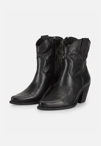 Botas de vaquero de cuero negro con punta afilada, diseño texturizado y cierre de cremallera. Presentan detalles en relieve y un tacón apilado.