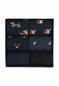 Set di sei calzini in una scatola blu: blu scuro con motivi di animali (cani, volpi, pinguini) e opzioni in tinta unita in grigio scuro e nero.