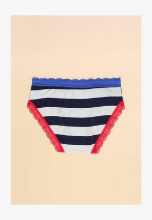 Lyhyet raitapöksyt, joissa on tummansinisiä ja valkoisia vaakasuoria raitoja. Vyötäröä ja lahkeiden reunoja koristaa sininen ja punainen aallotettu pitsireunus.